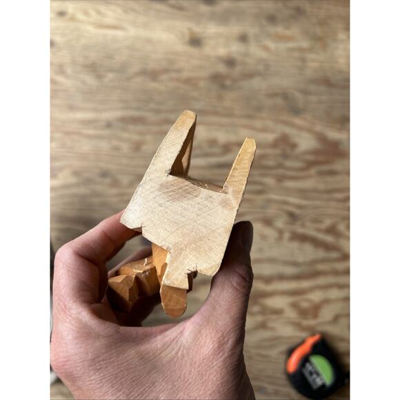 Hand carved old man sitting on a chair - Picture 6 of 8